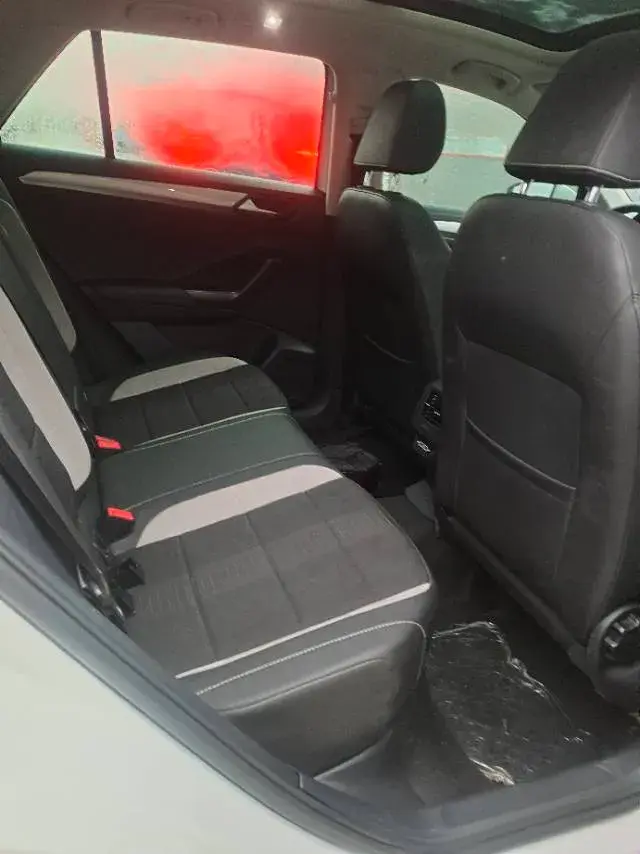 2019 VOLKSWAGEN T-ROC thumbnail 4