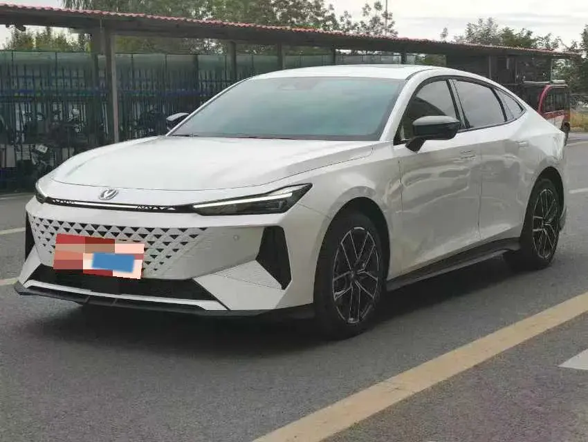 2024 ChangAn UNI-V iDD 1.5L 110HP L4 E-CVT PHEV 18.99KWH