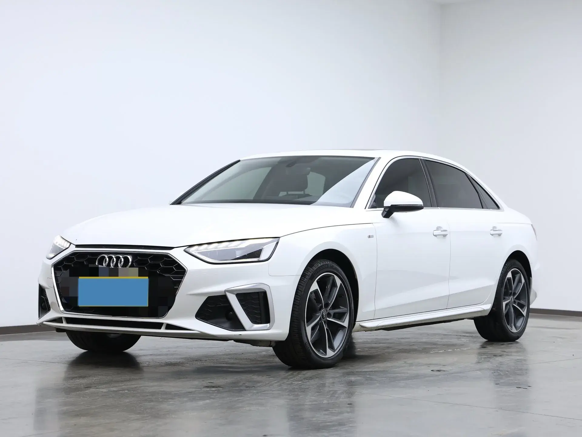 2023 AUDI A4L view 1