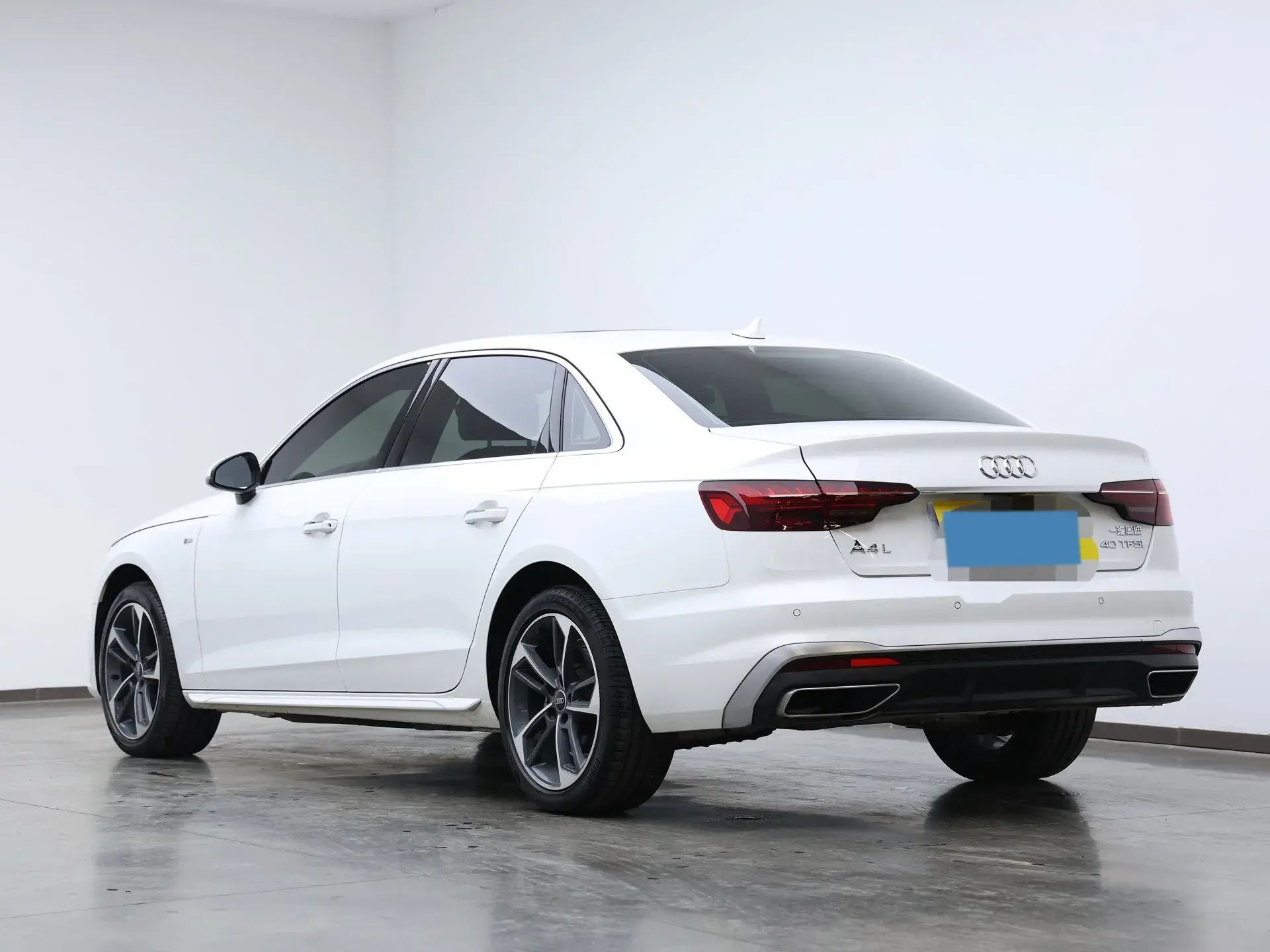 2023 AUDI A4L thumbnail 4