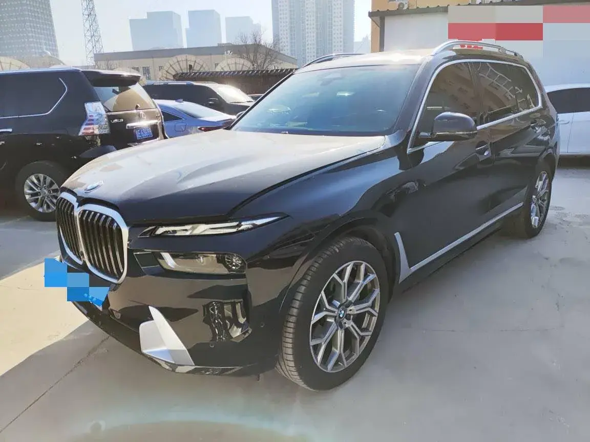 2023 BMW X7 view 1
