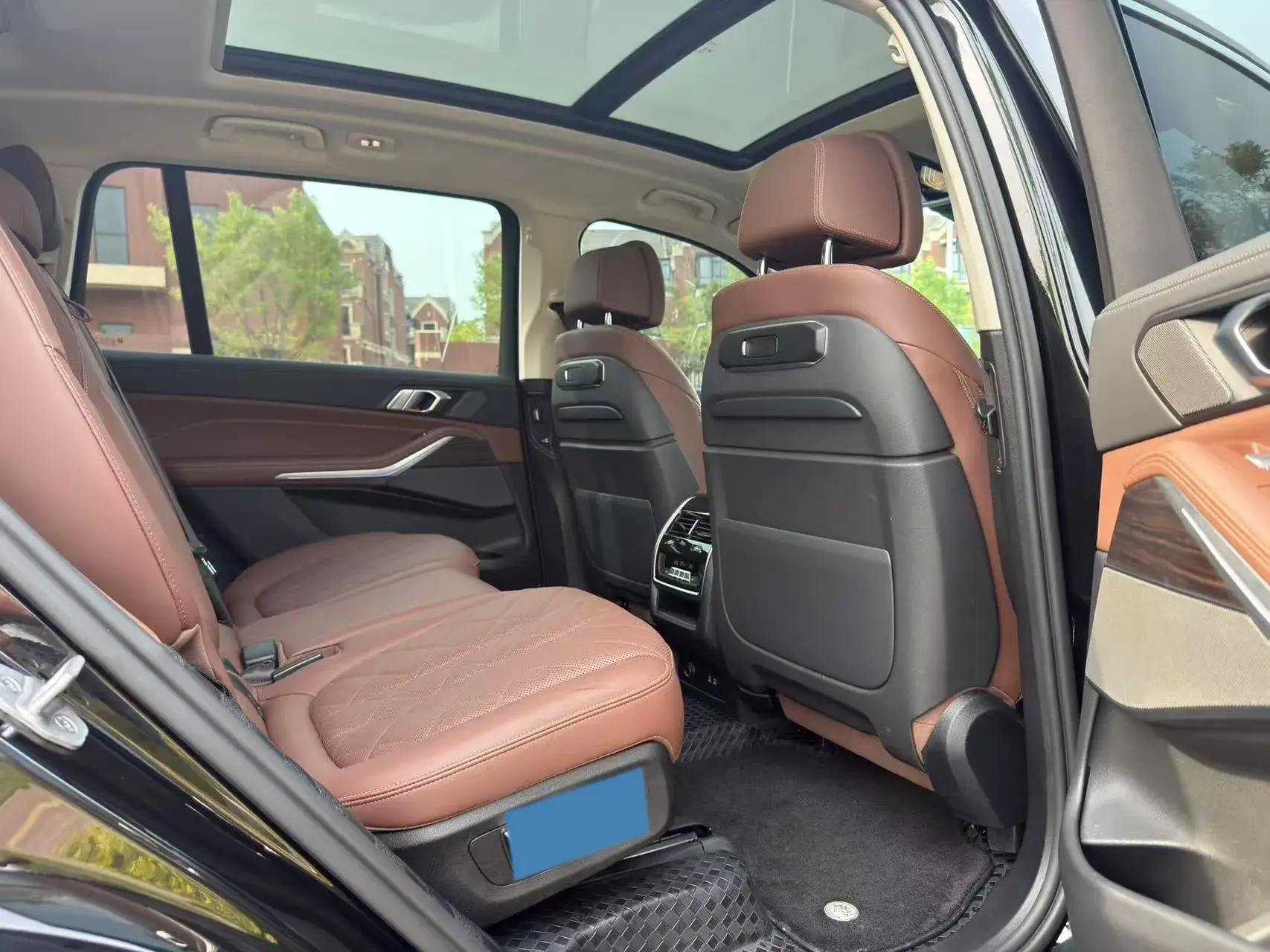 2023 BMW X7 thumbnail 3