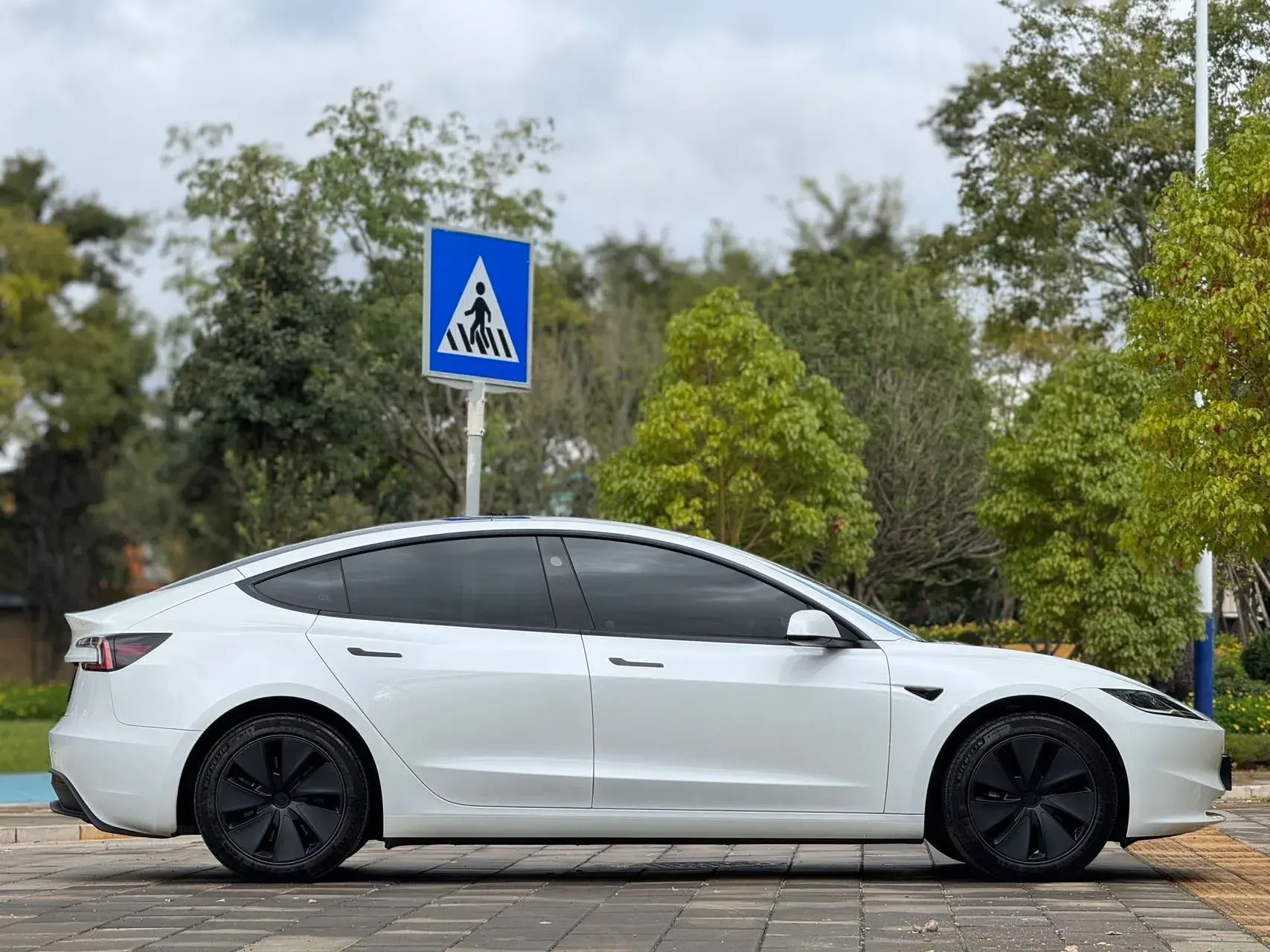 2023 TESLA MODEL thumbnail 4