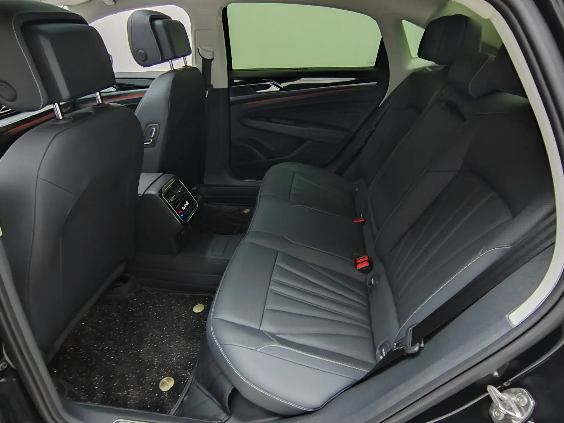 2025 VOLKSWAGEN PASSAT thumbnail 4