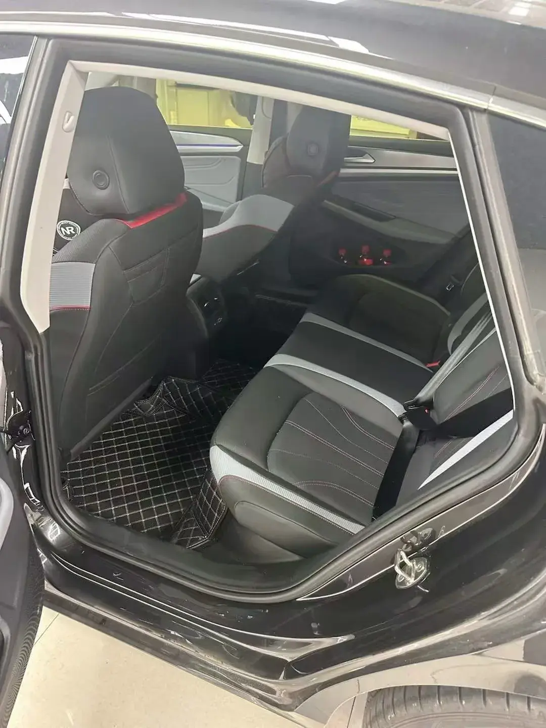 2024 VOLKSWAGEN LAMANDO thumbnail 4