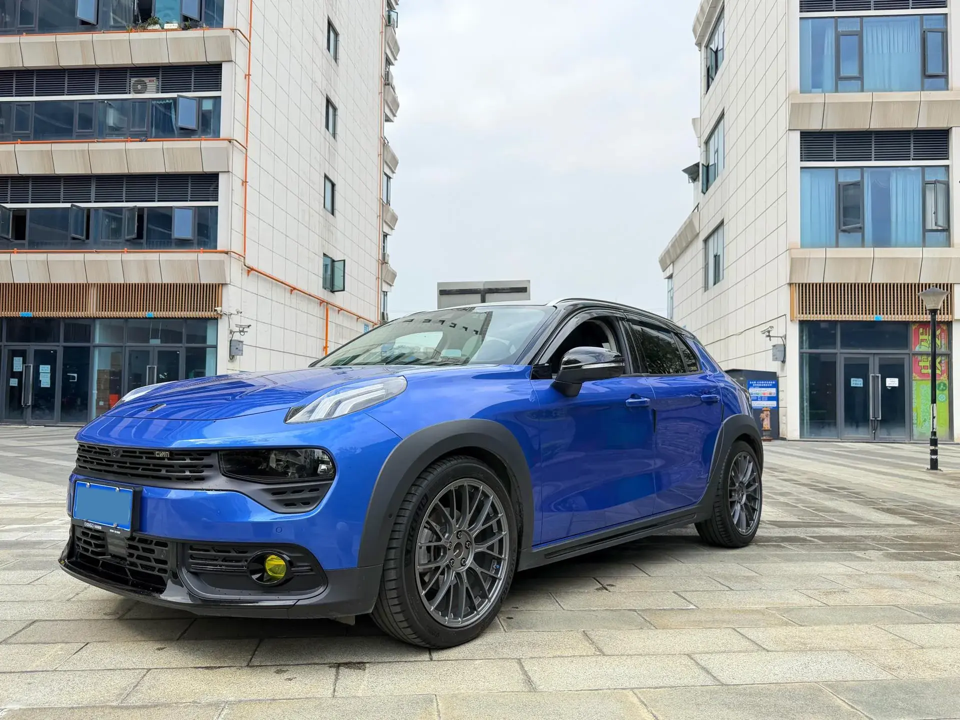 2018 LYNK&CO 02 view 1