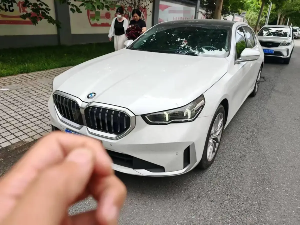 2024 BMW 5 Series 2.0T 190HP L4 8AT