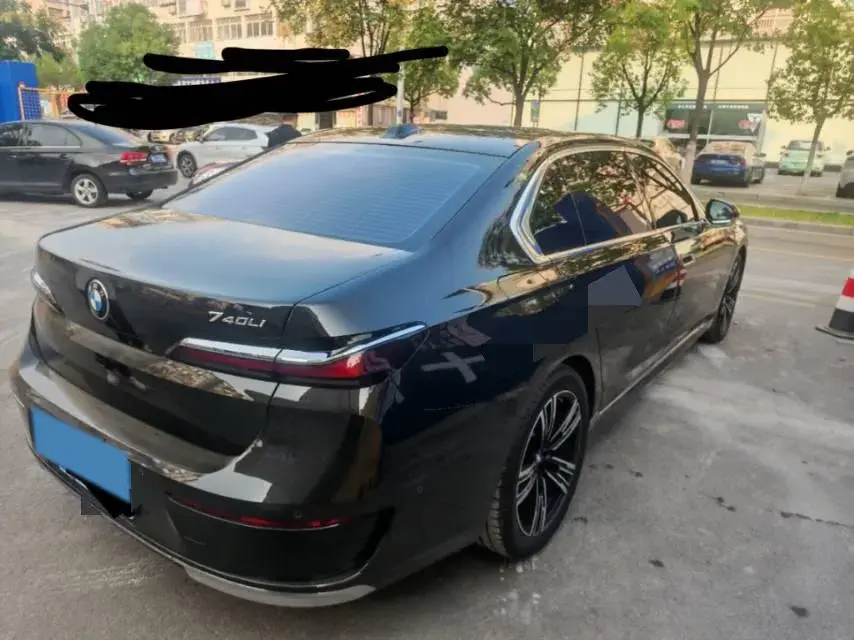 2023 BMW 7 thumbnail 2