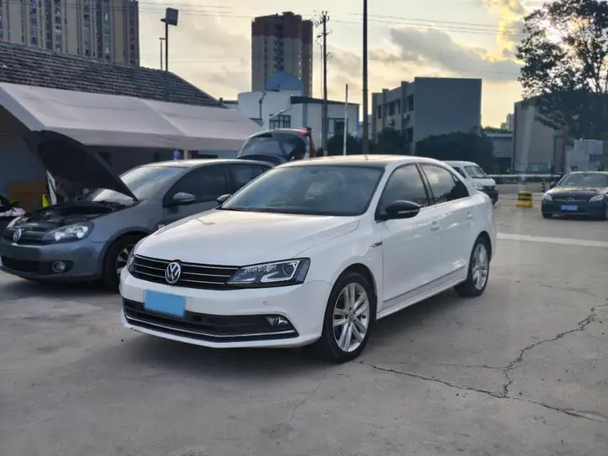2018 VOLKSWAGEN SAGITAR view 1