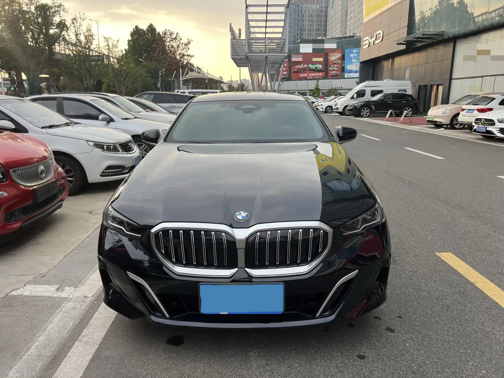 2024 BMW 5 thumbnail 2