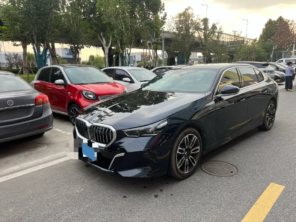 2024 BMW 5 Series 2.0T 258HP L4 8AT