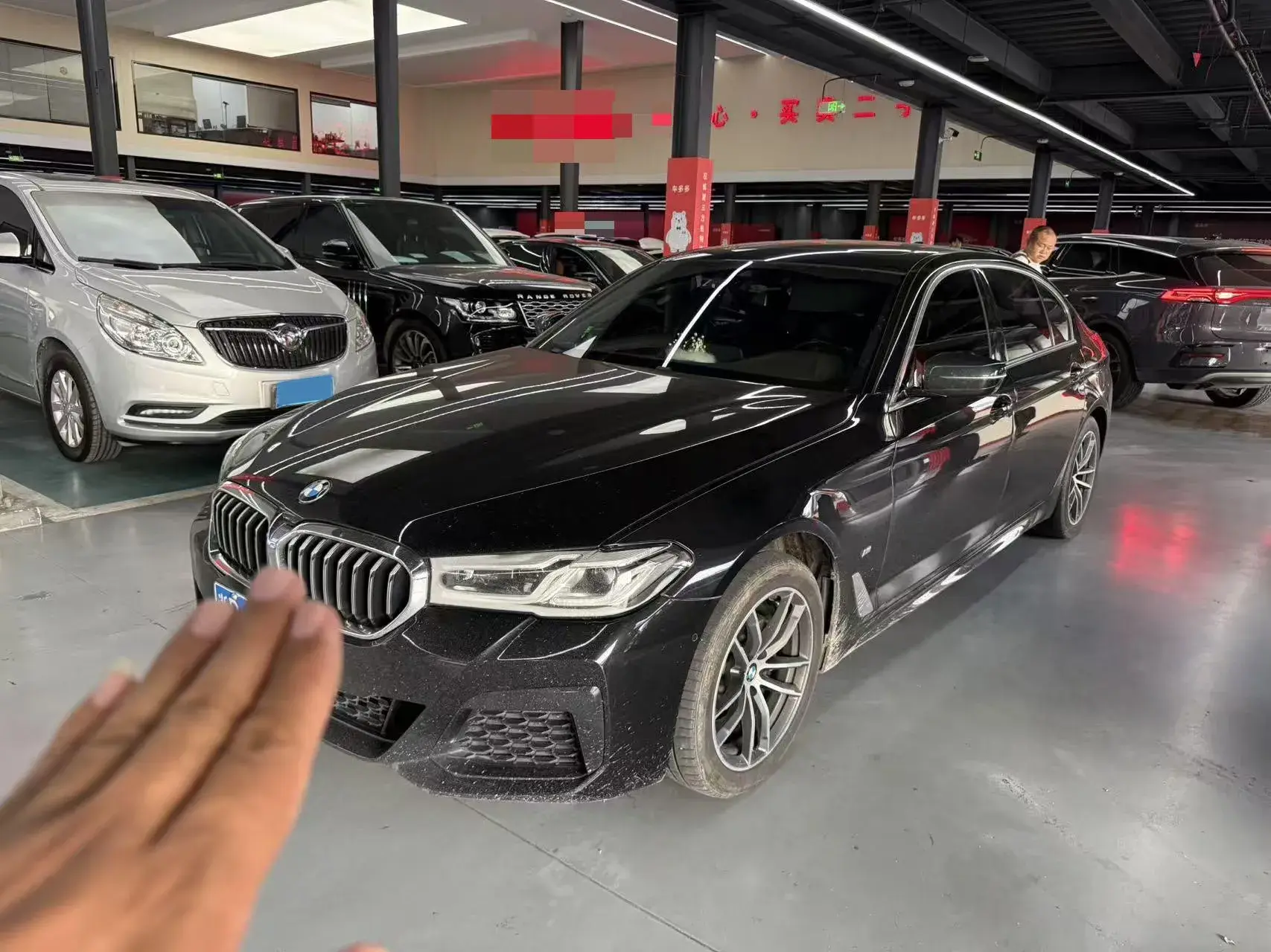 2022 BMW 5 view 1