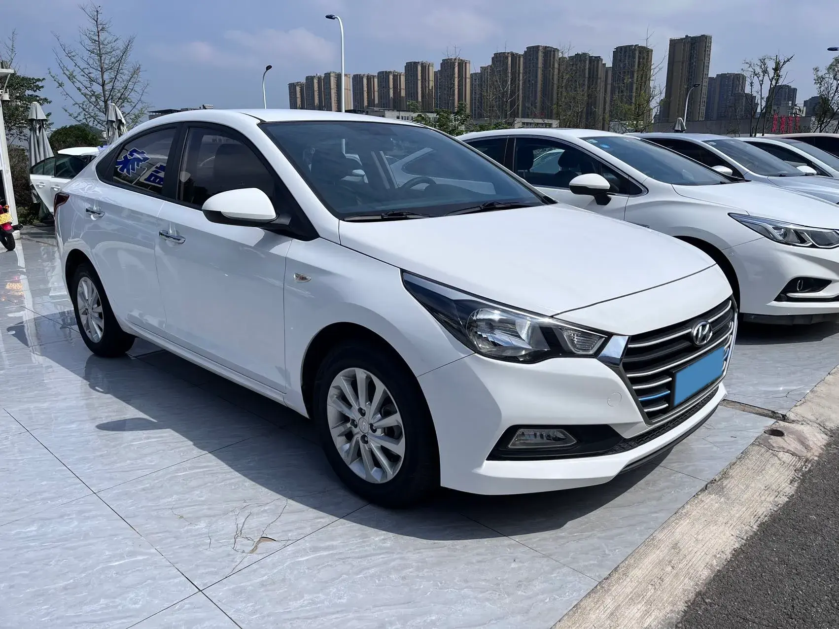 2016 HYUNDAI VERNA thumbnail 3