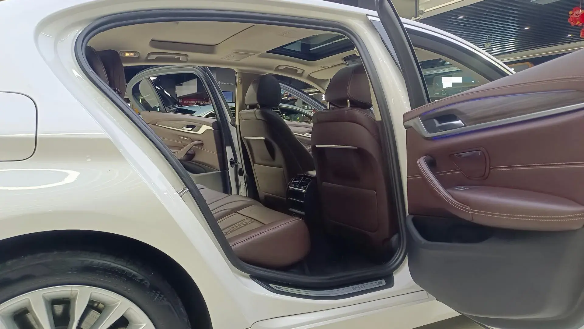 2020 BMW 5 thumbnail 3