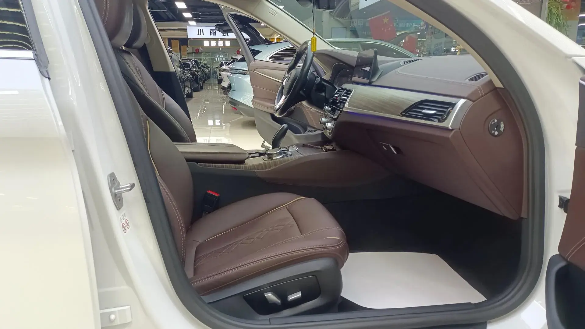 2020 BMW 5 thumbnail 2