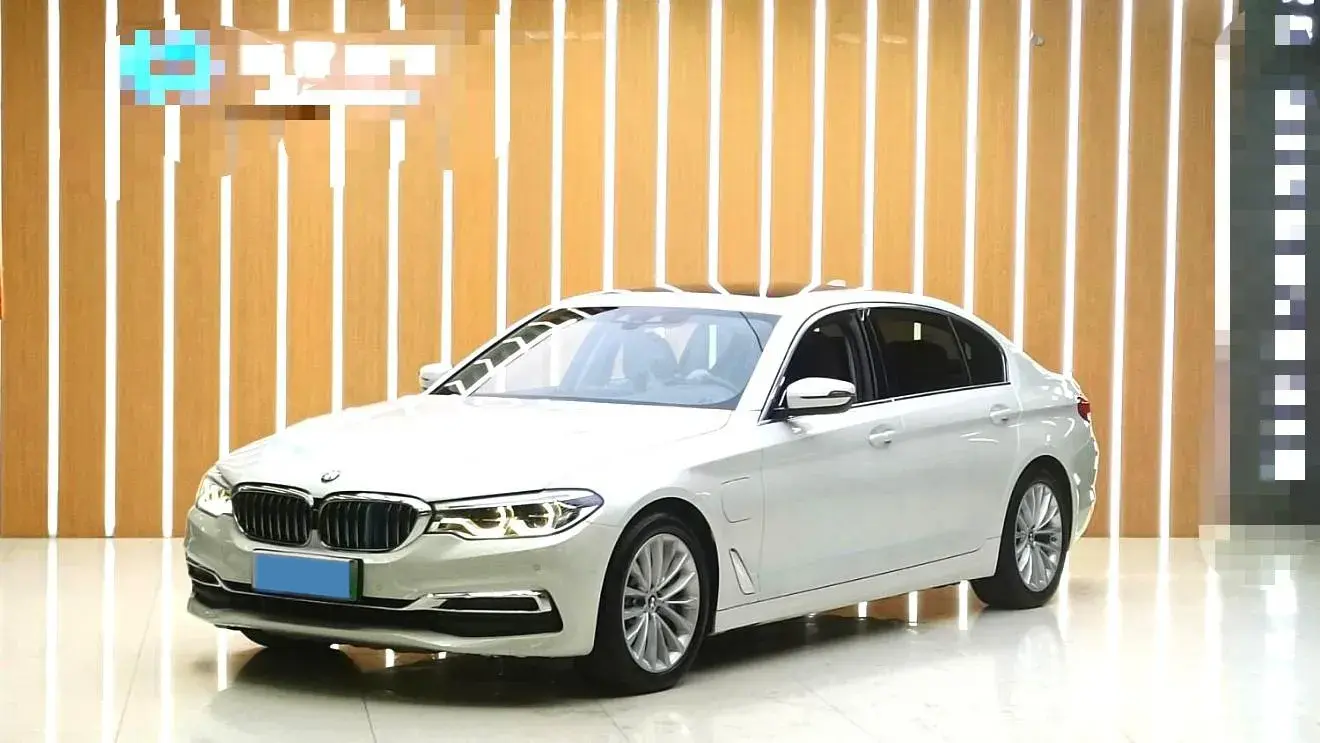 2020 BMW 5 view 1
