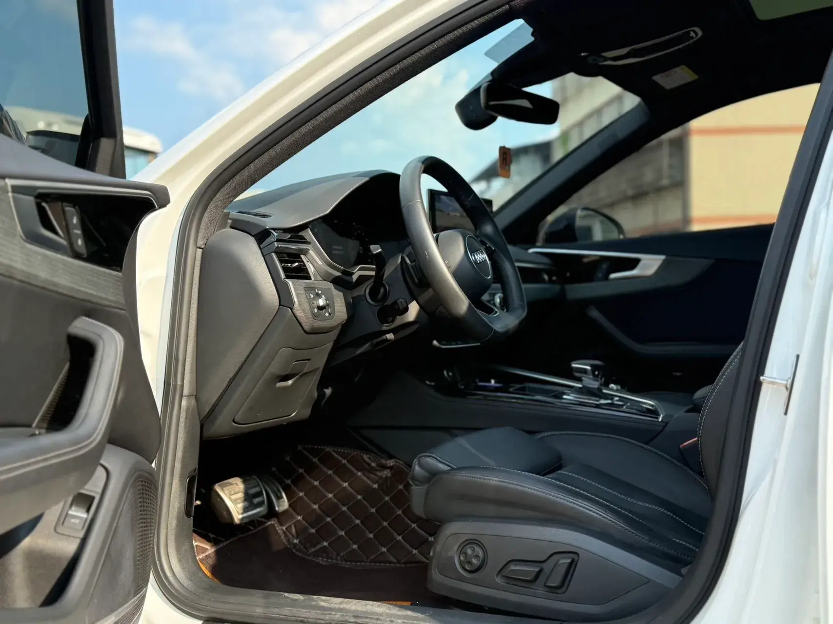 2023 AUDI A4L thumbnail 3