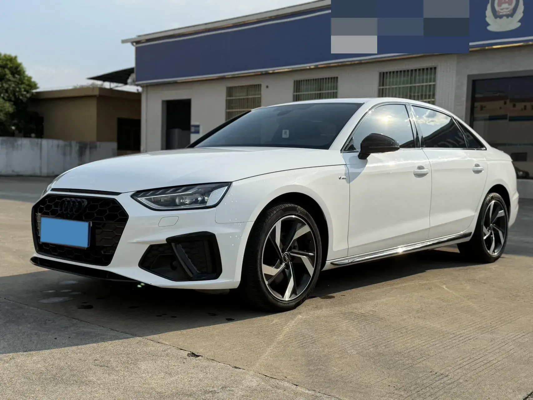 2023 AUDI A4L view 1