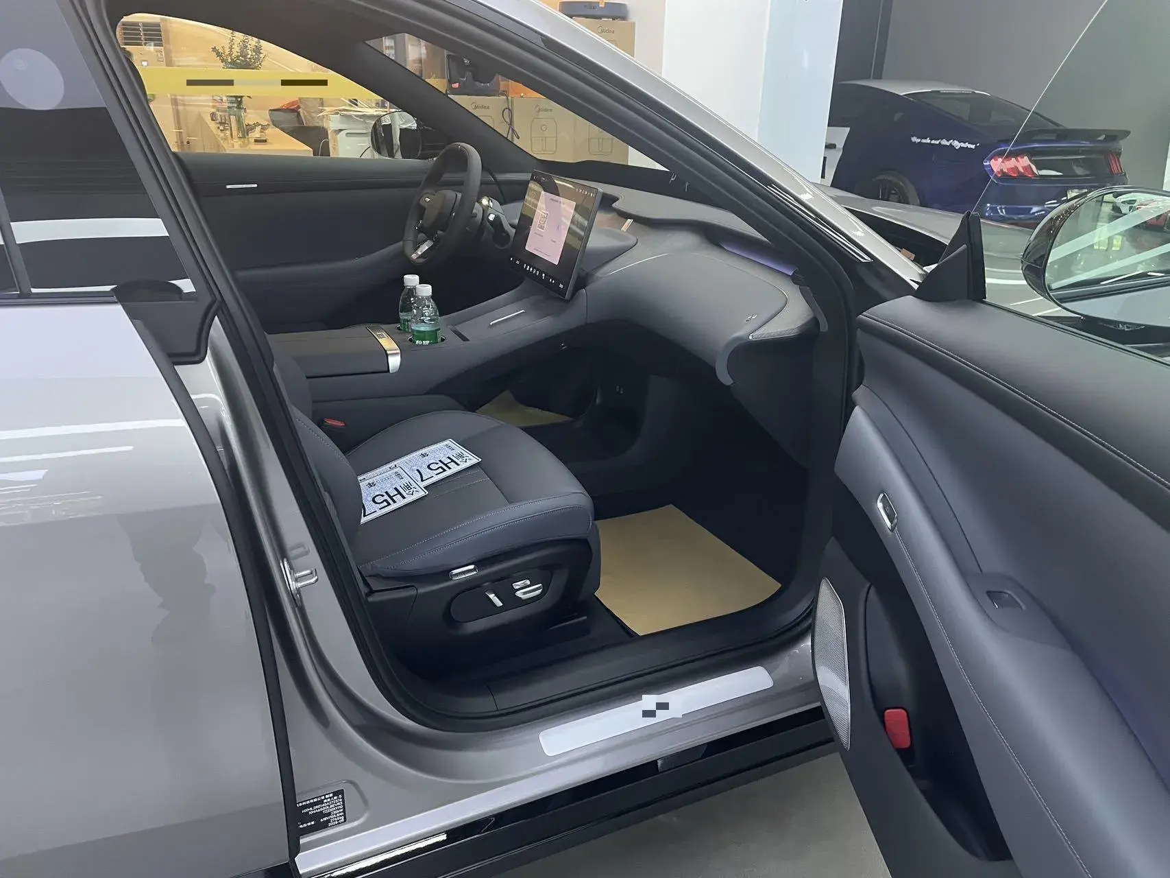 2025 MI YU7 thumbnail 4