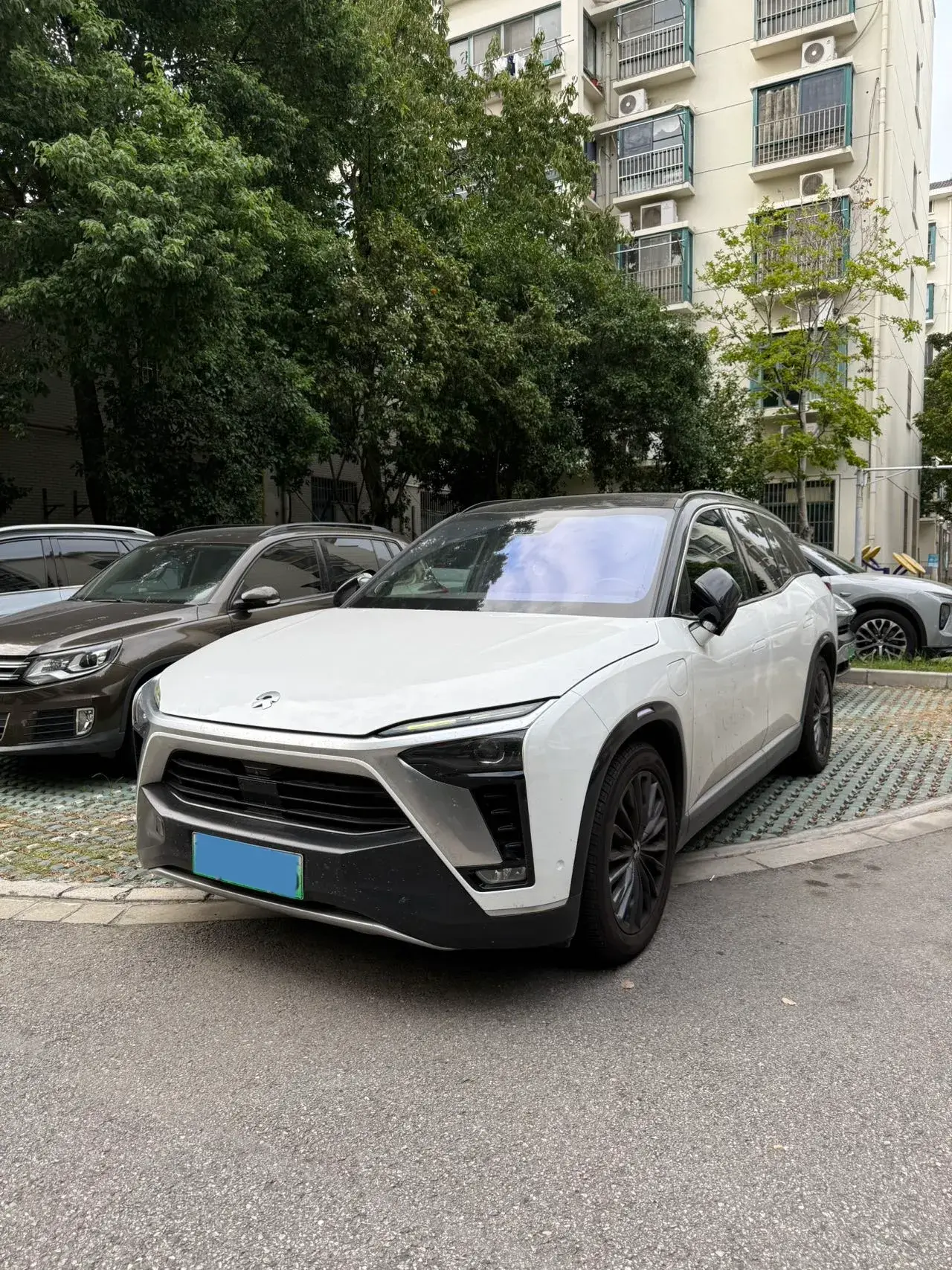 2022 NIO ES8 view 1
