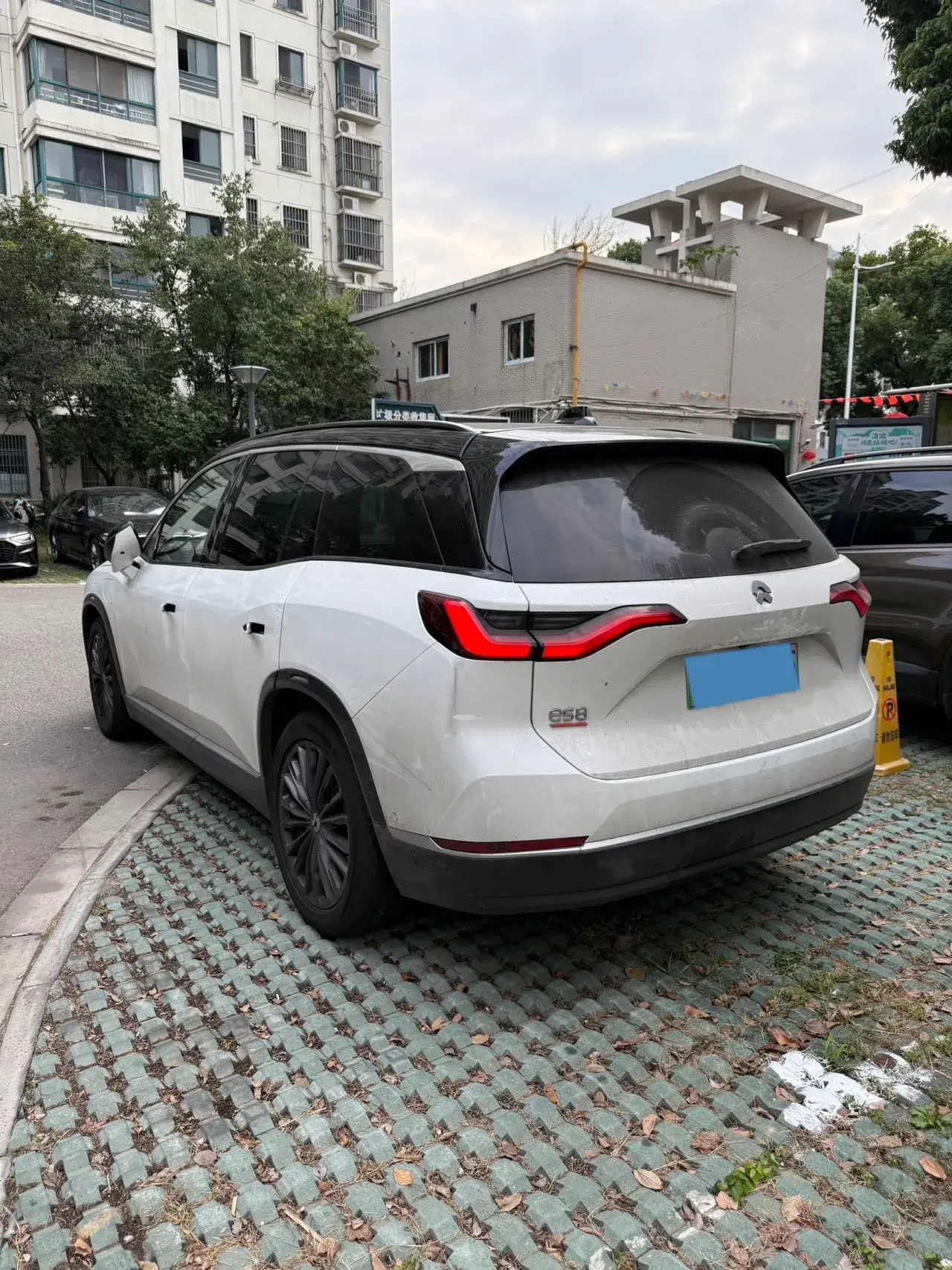 2022 NIO ES8 thumbnail 3