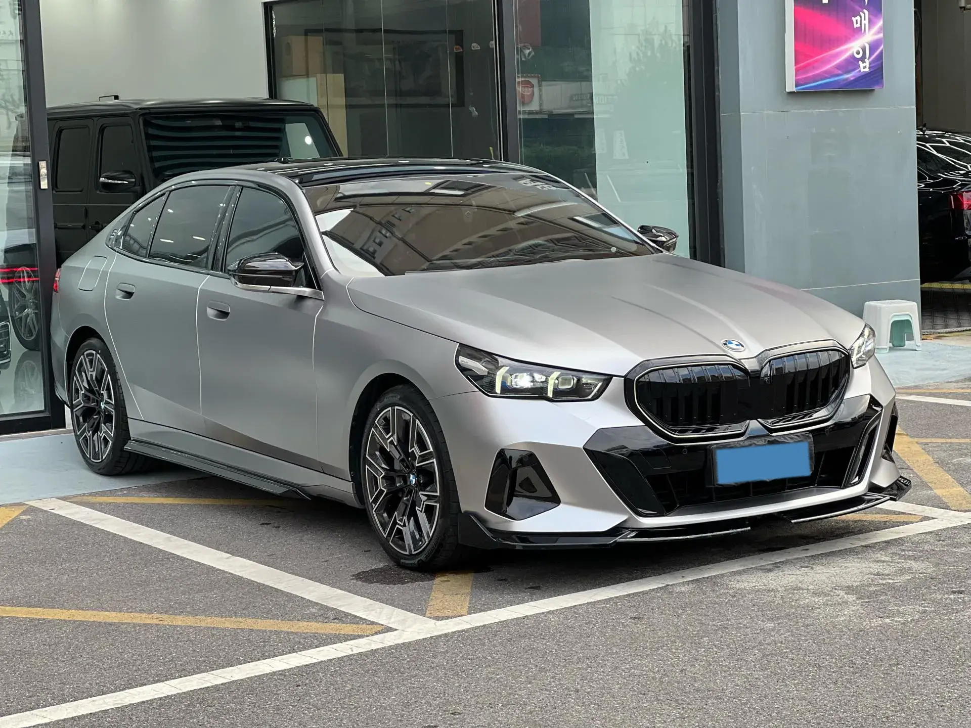 2024 BMW 5 thumbnail 3