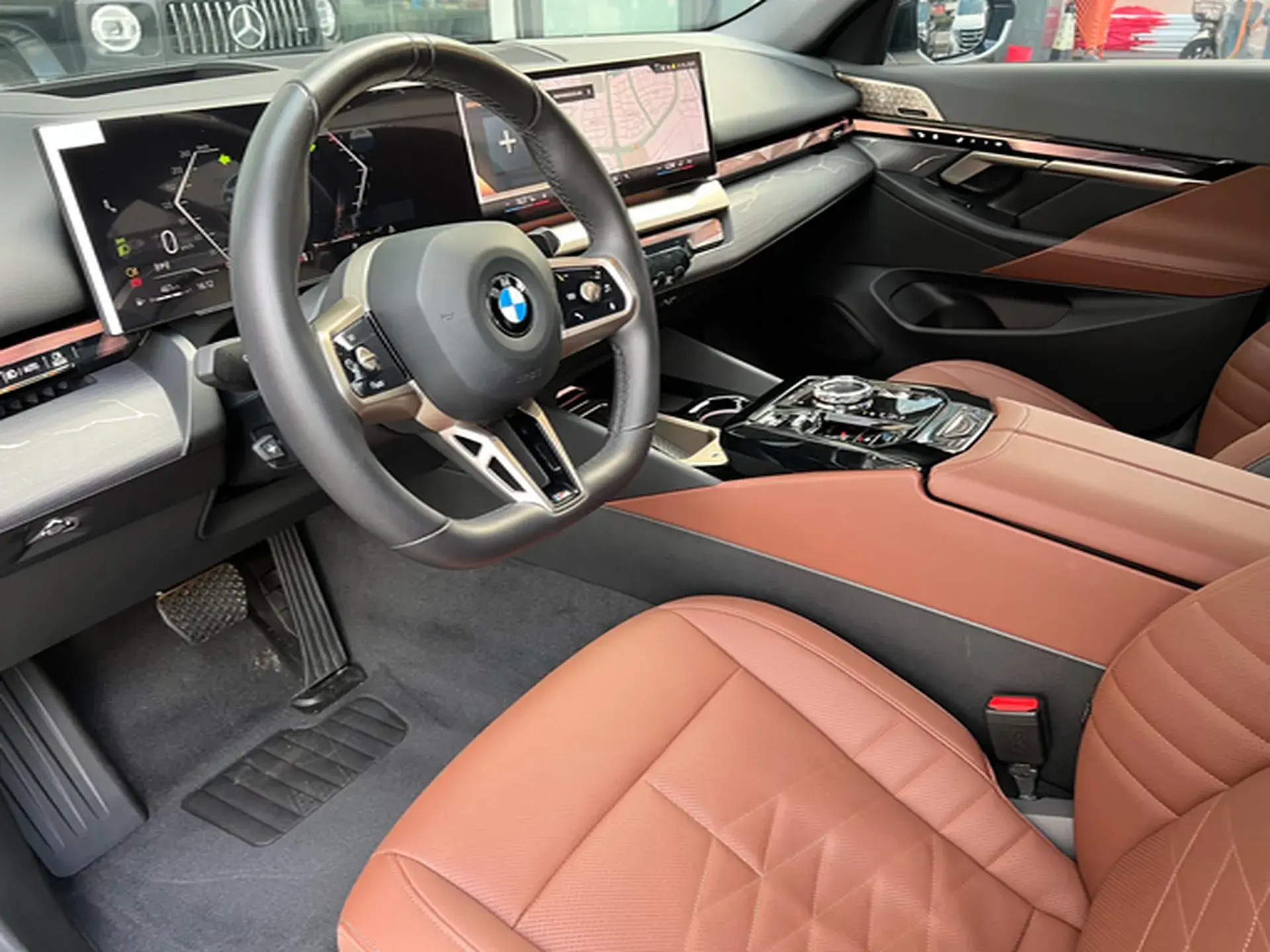 2024 BMW 5 thumbnail 4