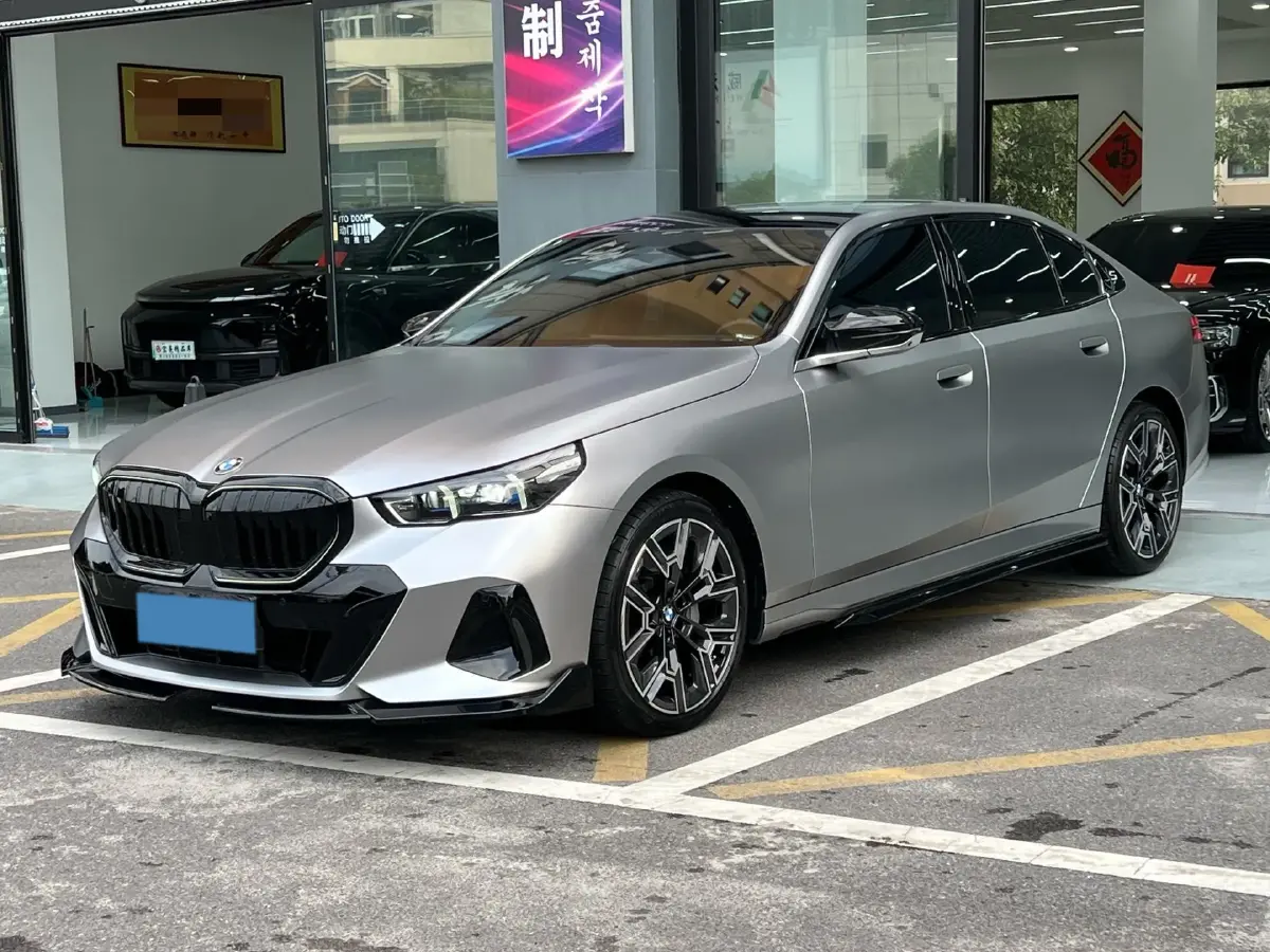 2024 BMW 5 Series 2.0T 258HP L4 8AT