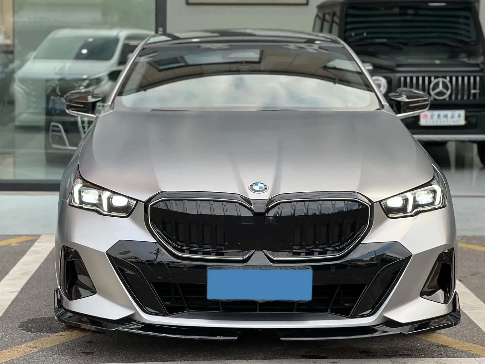 2024 BMW 5 thumbnail 2