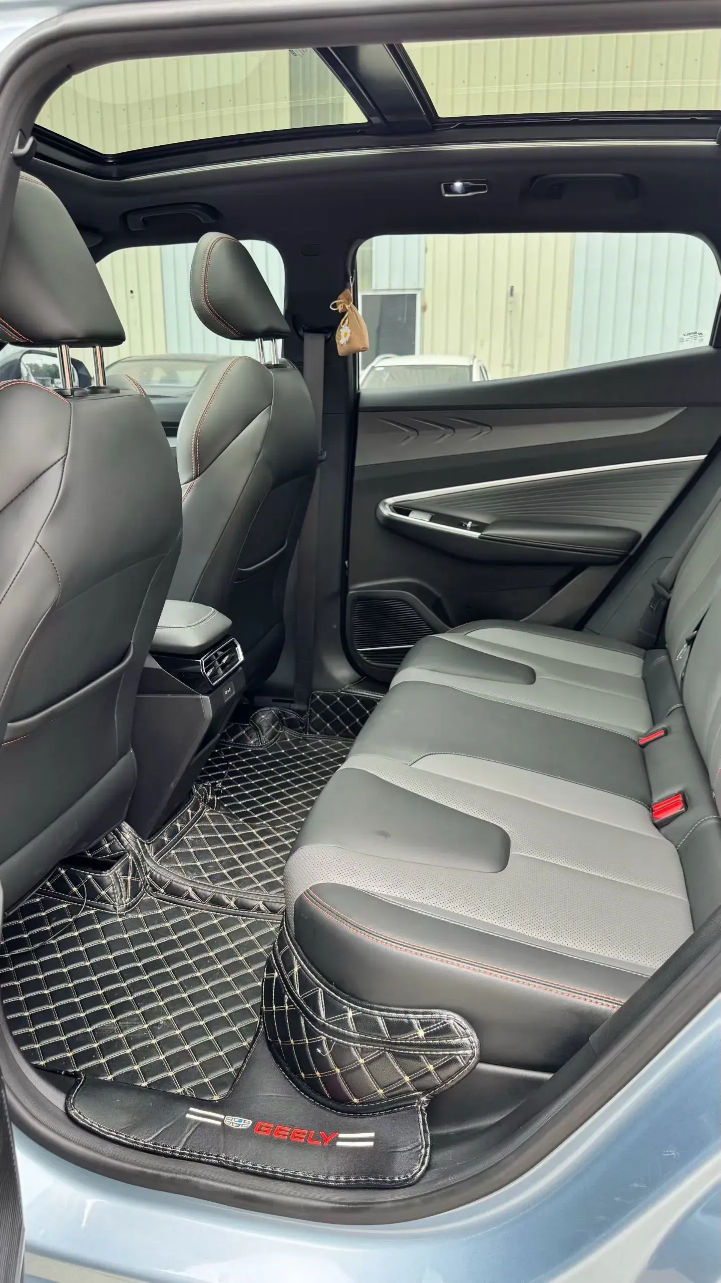 2023 GEELY AZKARRA thumbnail 4