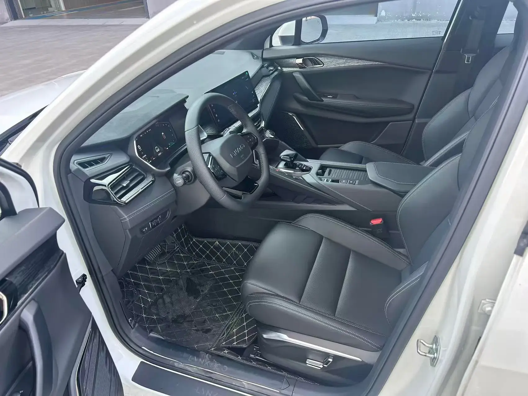 2023 LYNK&CO 06 thumbnail 4