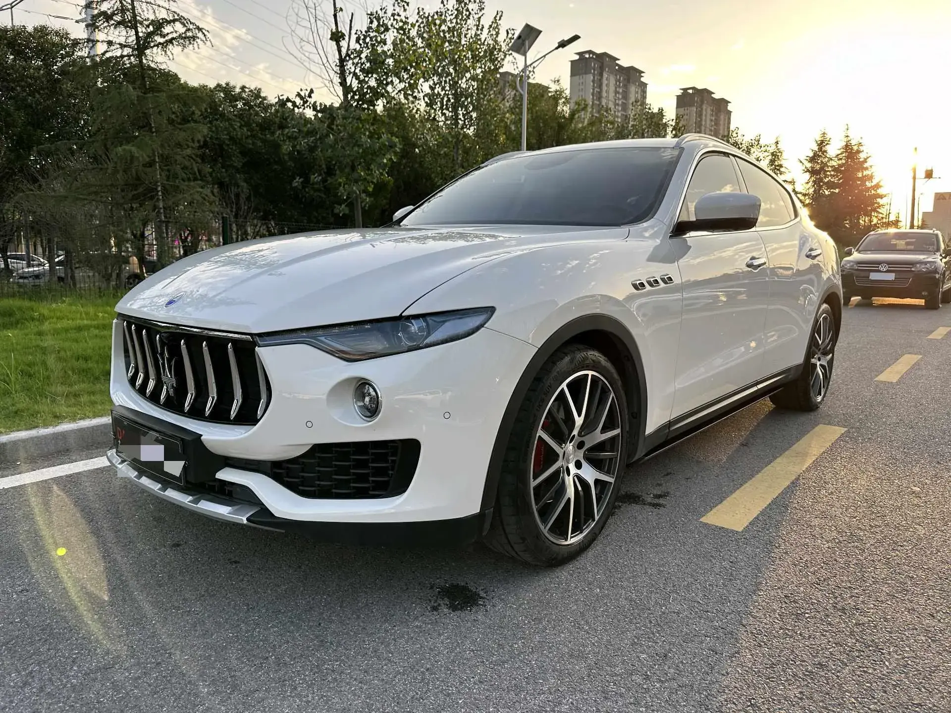 2018 MASERATI LEVANTE view 1