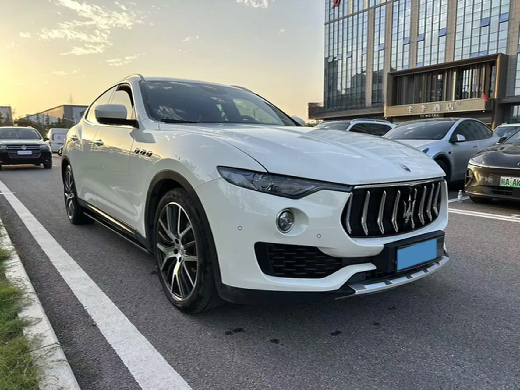2018 MASERATI LEVANTE thumbnail 3