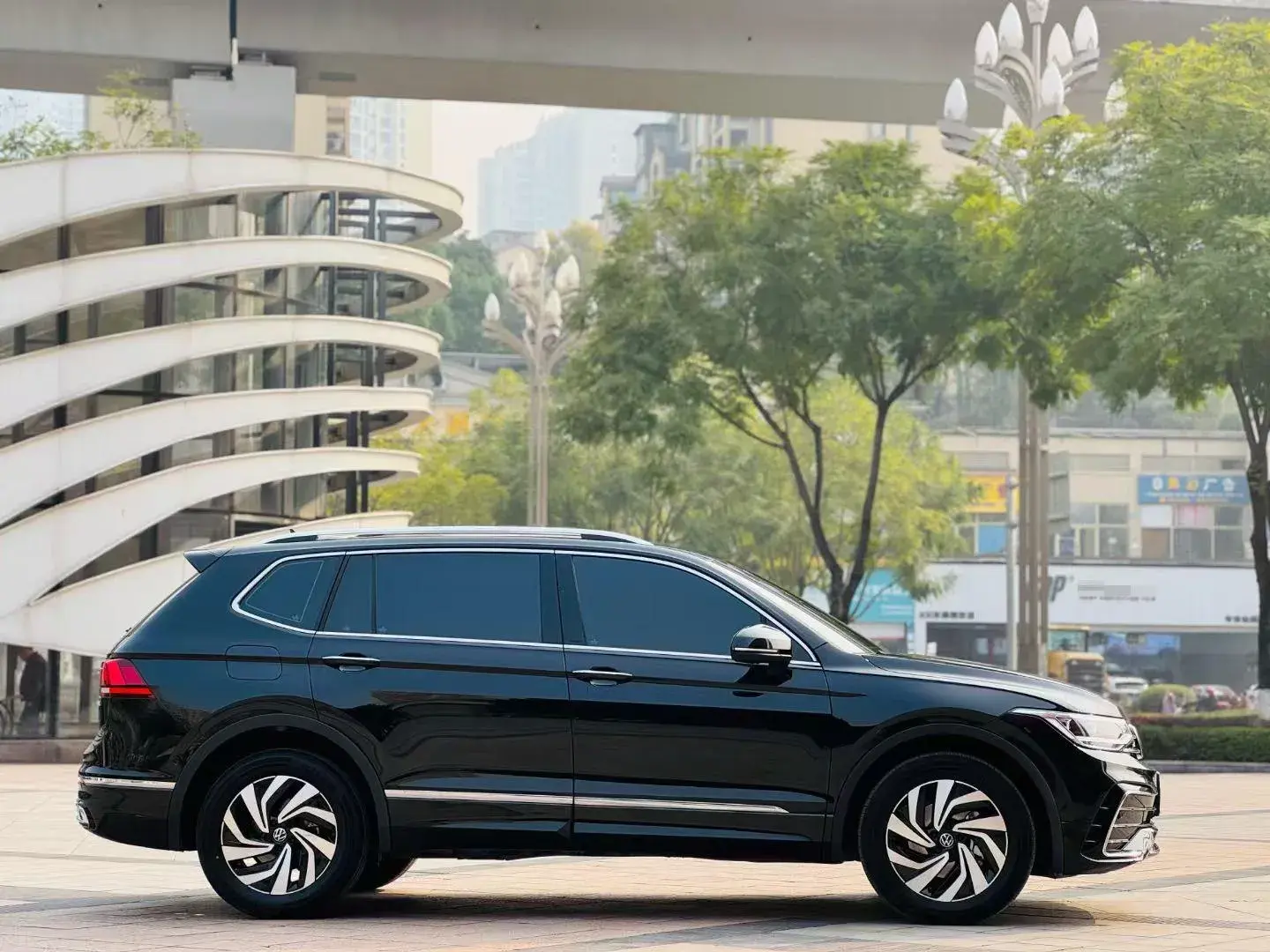 2024 VOLKSWAGEN TIGUAN thumbnail 2