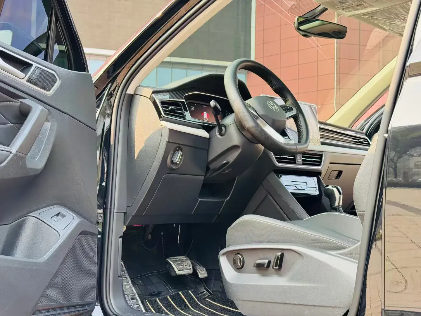 2024 VOLKSWAGEN TIGUAN thumbnail 4