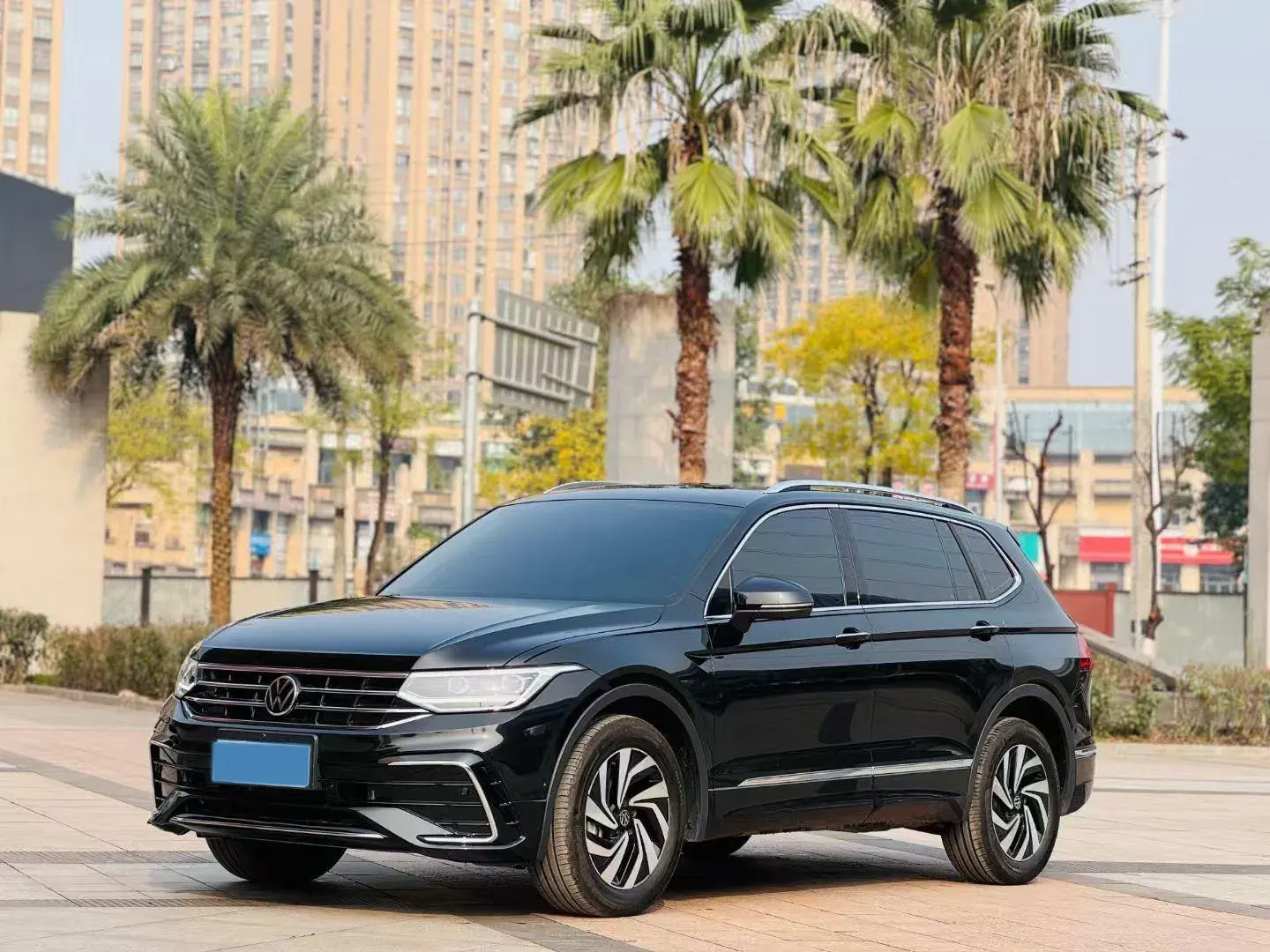 2024 VOLKSWAGEN TIGUAN view 1