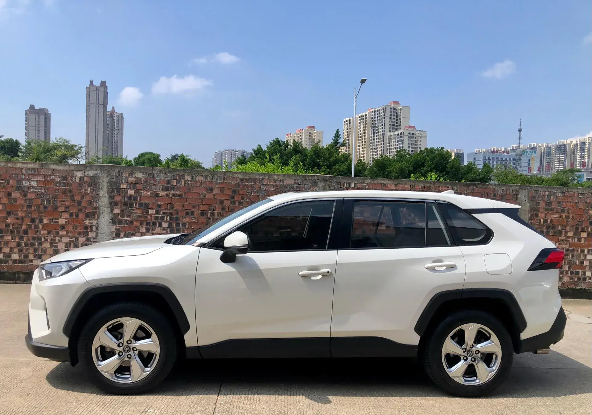 2020 TOYOTA RAV4 thumbnail 3