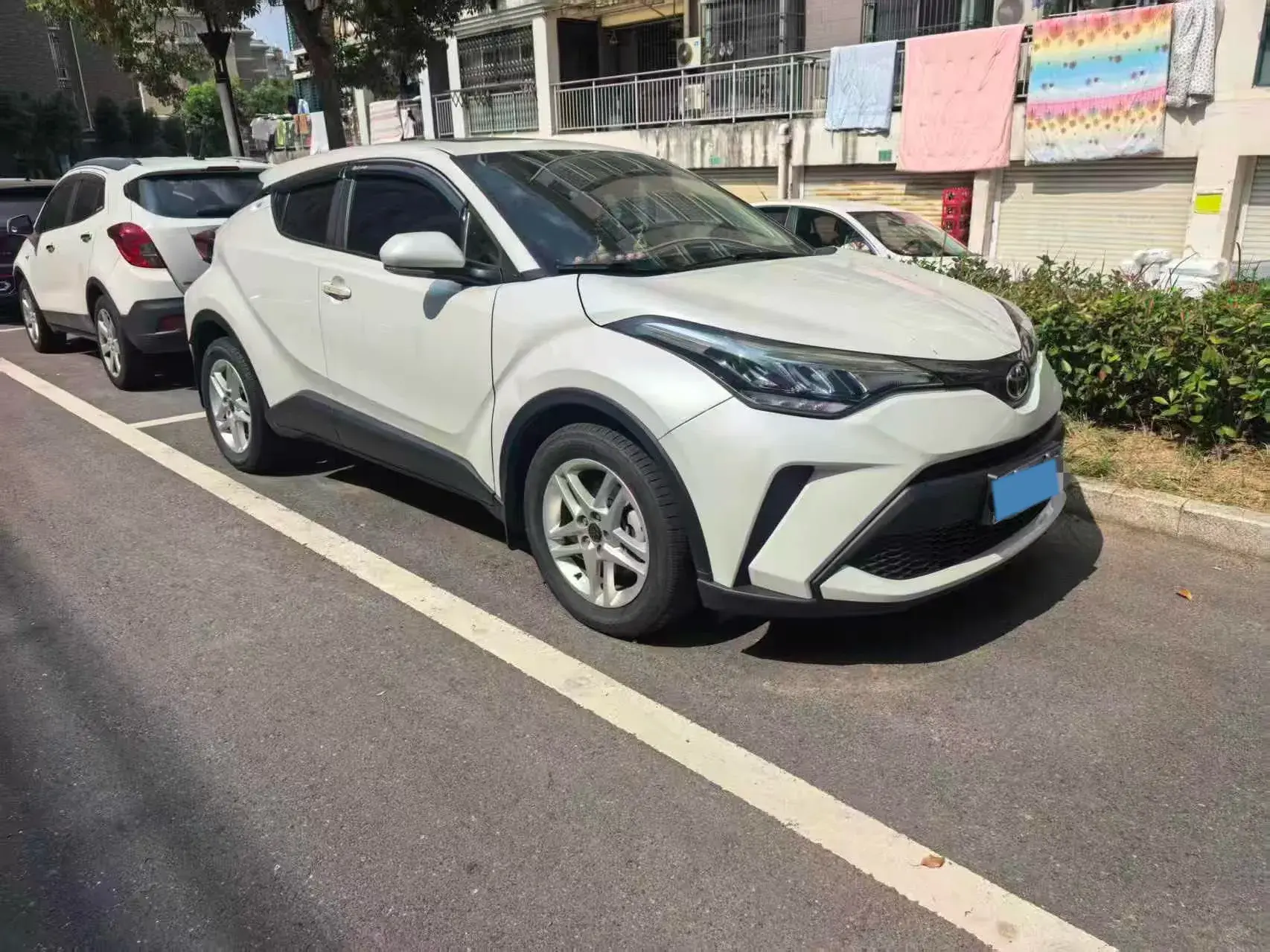 2023 TOYOTA C-HR thumbnail 2