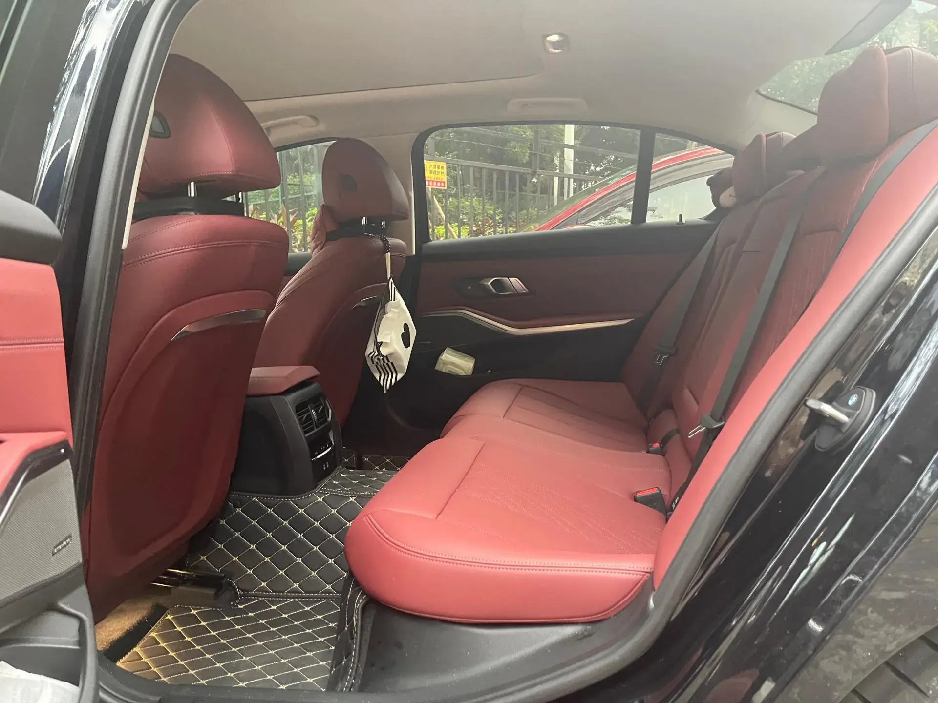 2025 BMW 3 thumbnail 4