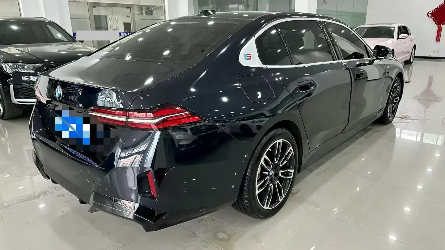 2024 BMW 5 thumbnail 4