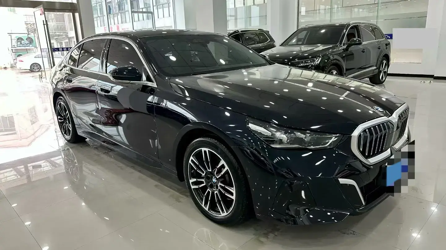 2024 BMW 5 thumbnail 3