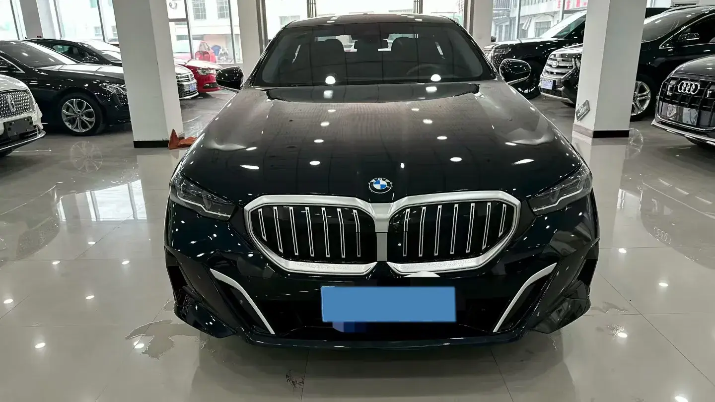 2024 BMW 5 thumbnail 2