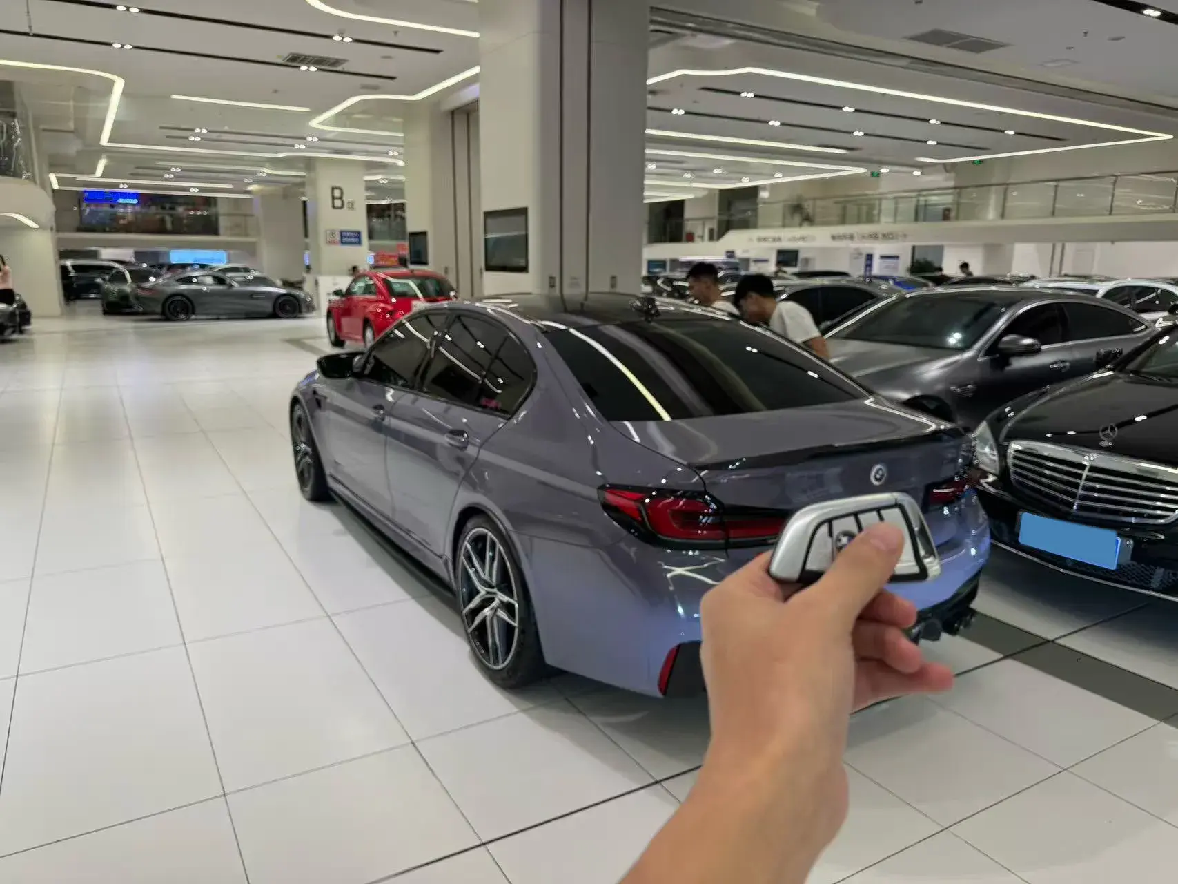 2021 BMW M5 thumbnail 3