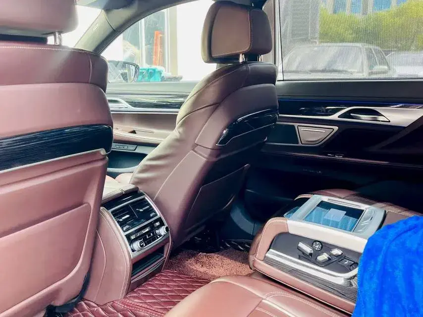 2021 BMW 7 thumbnail 3