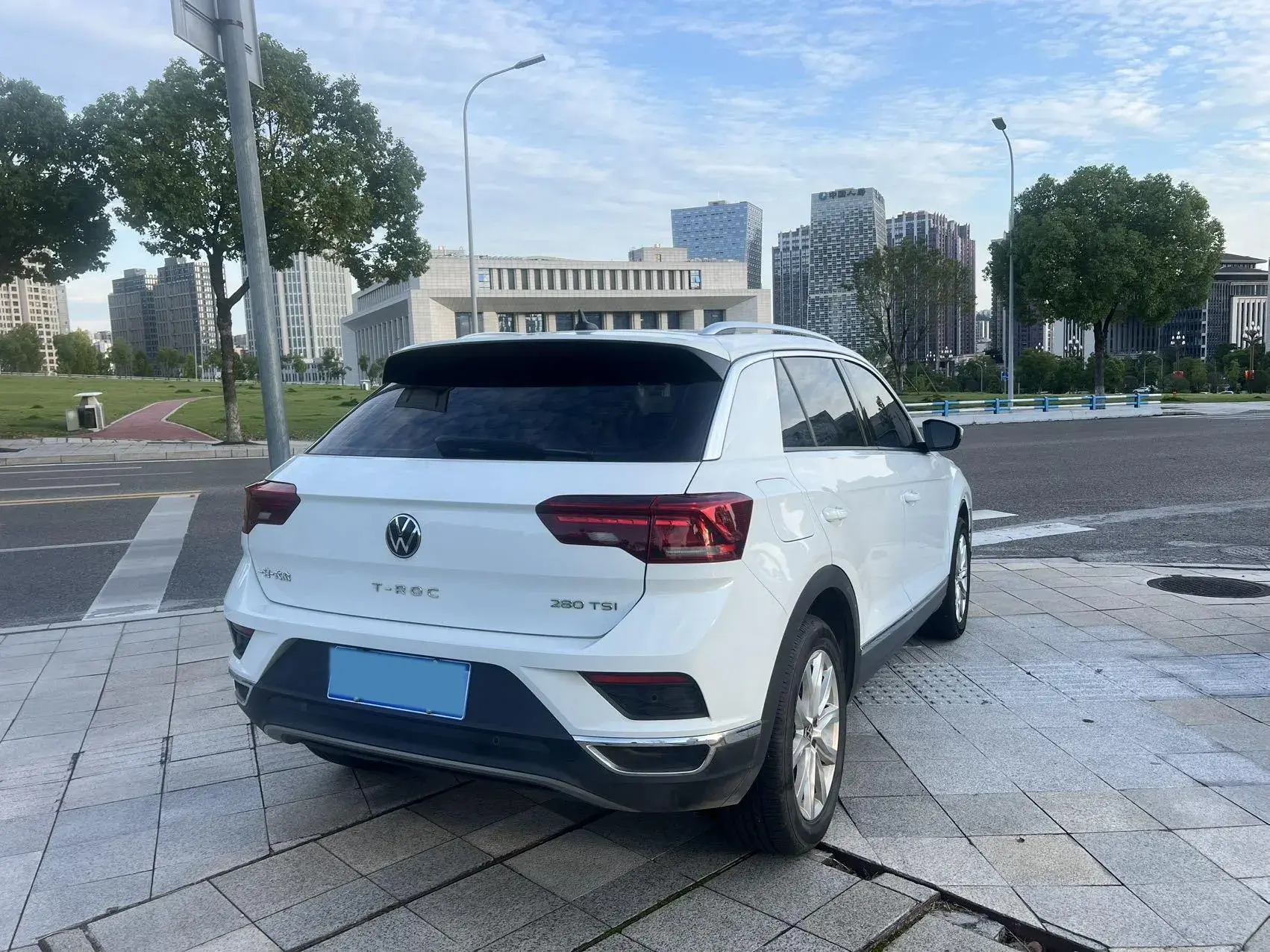 2022 VOLKSWAGEN T-ROC thumbnail 3