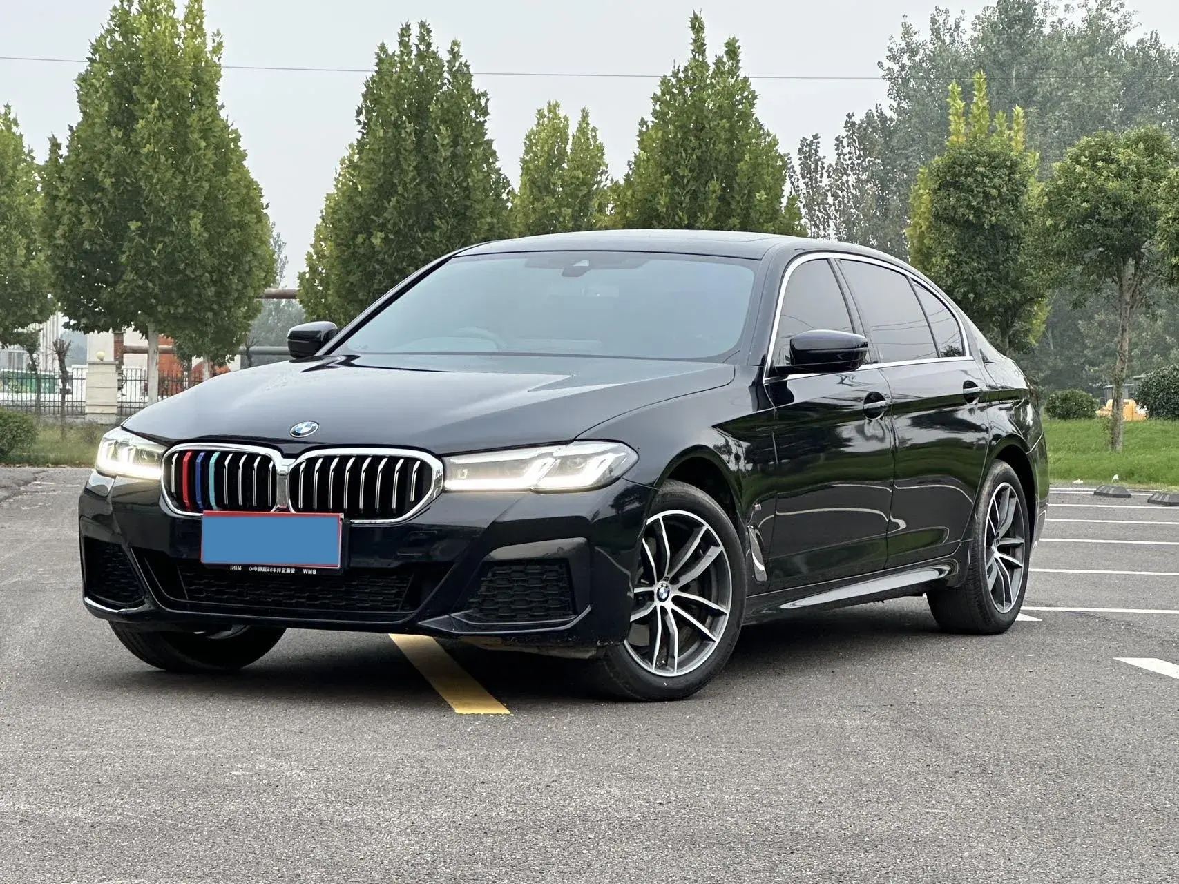2022 BMW 5 view 1