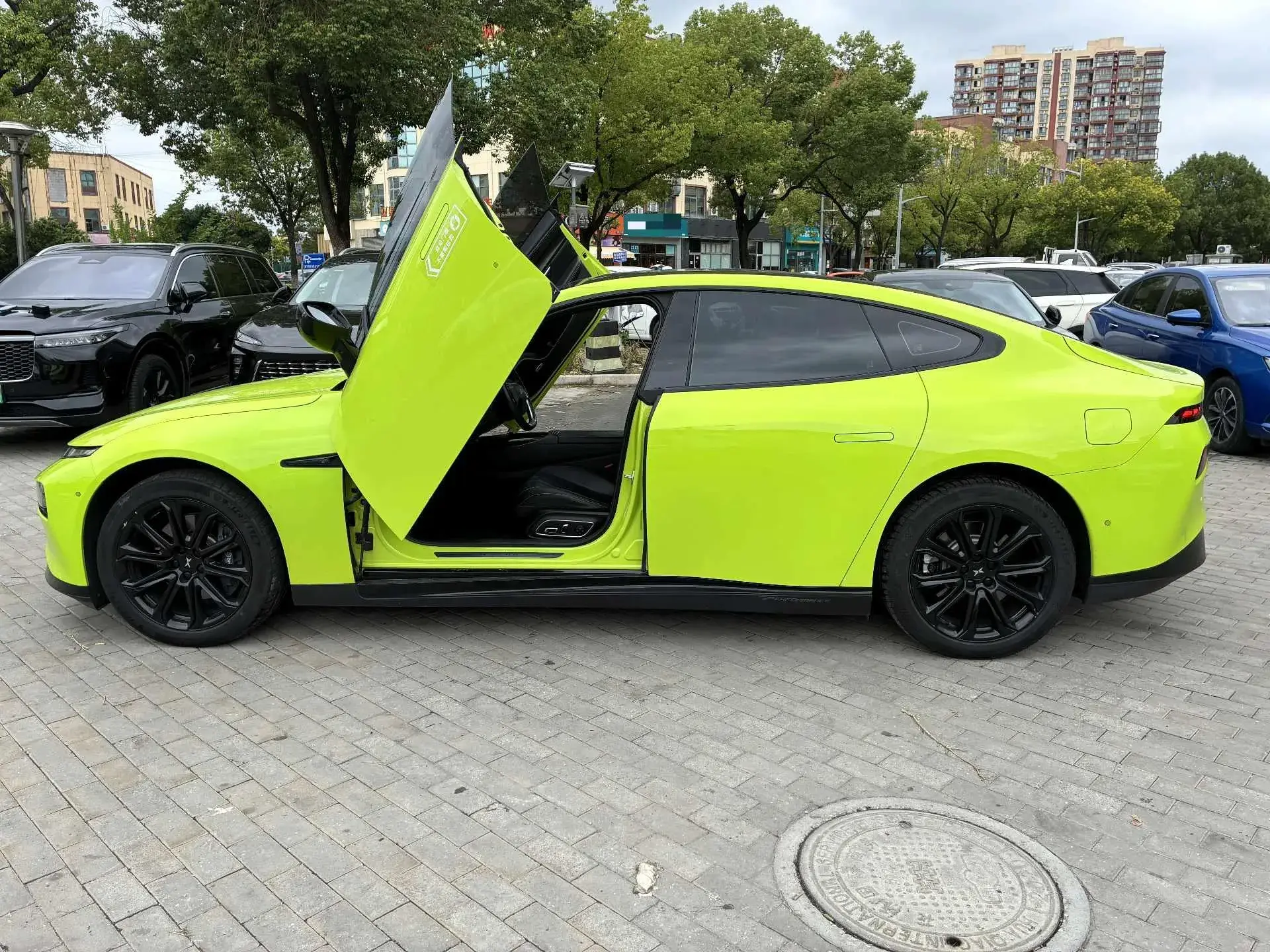 2021 XPENG P7 thumbnail 4