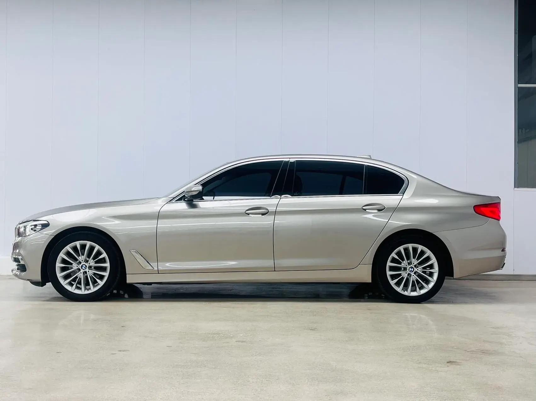 2020 BMW 5 thumbnail 2