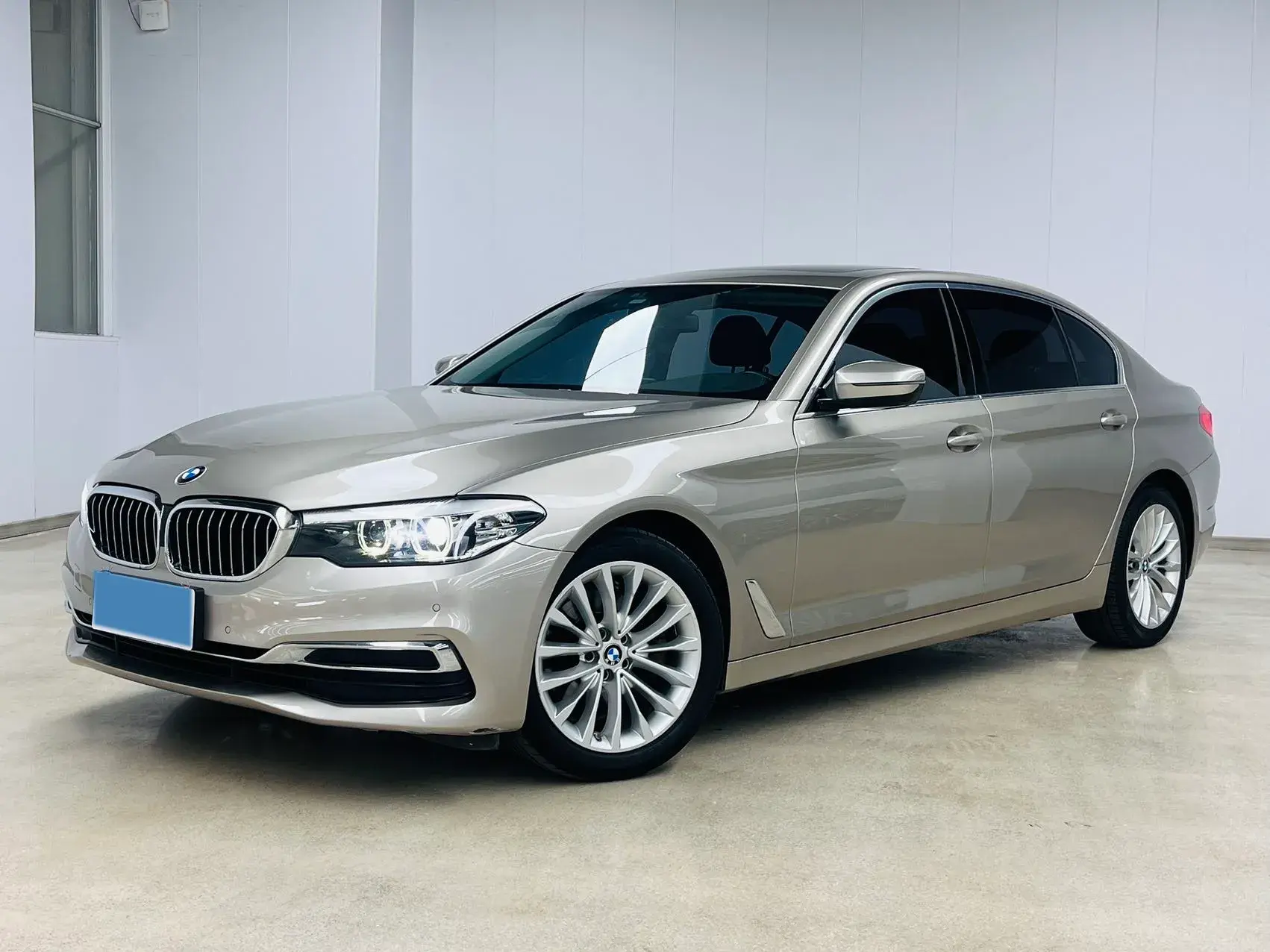 2020 BMW 5 view 1