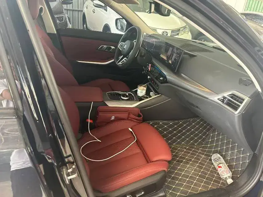 2025 BMW 3 thumbnail 4